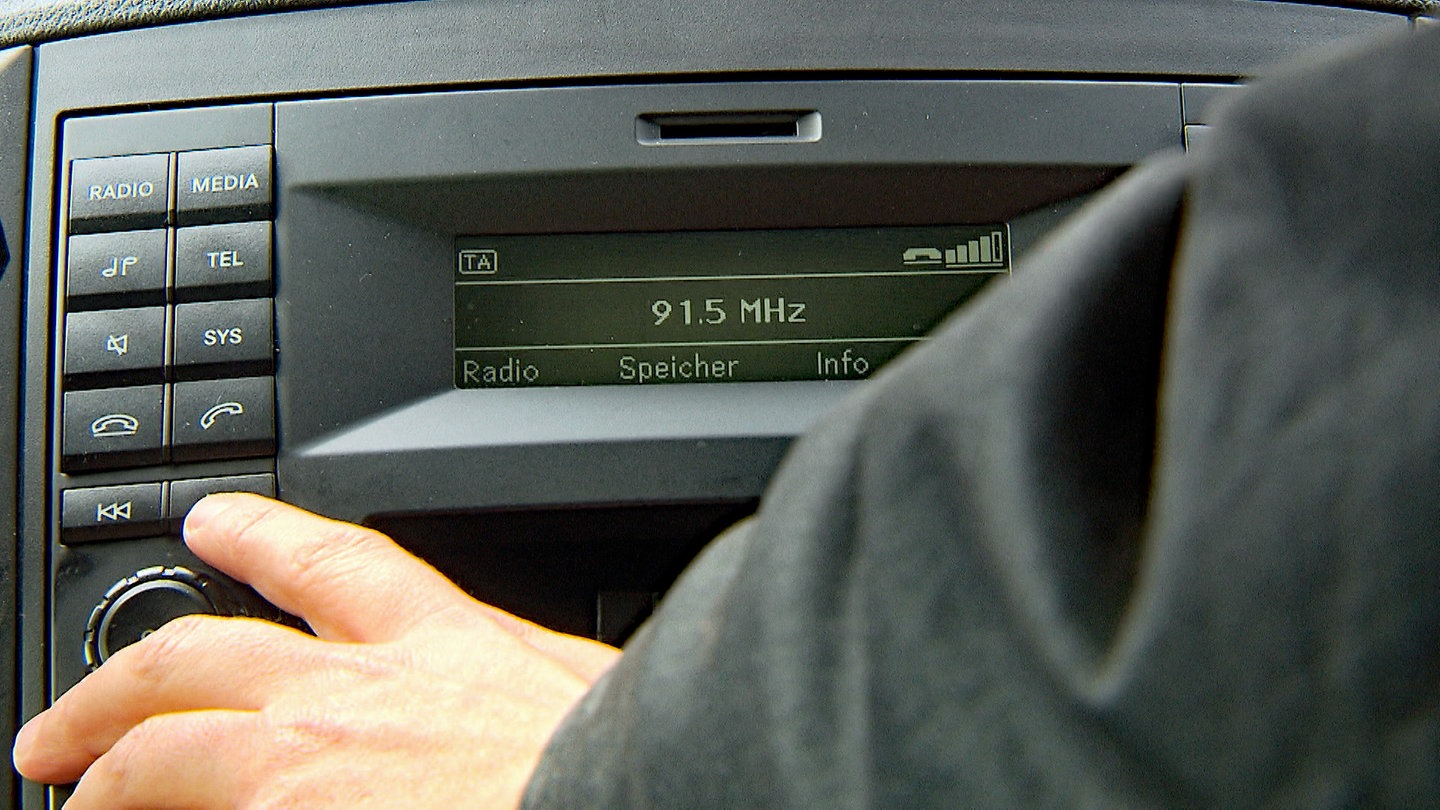 UKW-Aus Schweiz: Im Autoradio sind die SWR-Programme teils noch analog zu empfangen, SRF-Radio gar nicht mehr