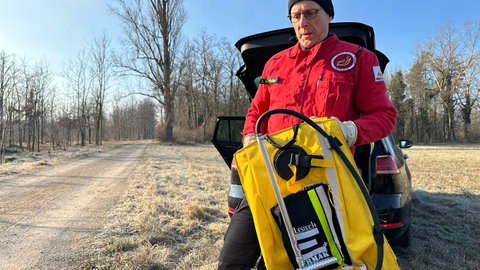 Mit einem Löschrucksack können Feuerwehrleute bei Waldbränden bis zu 20 Liter Löschwasser auf dem Rücken mitnehmen. Gerade in unwegsamem Gelände kann das im Kampf gegen das Feuer zum Vorteil werden. 