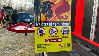 Eine von vielen präventiven Maßnahmen gegen Waldbrand sind Warnschilder, welche mit QR-Codes die Informationen auch in verschiedenen Sprachen zugänglich machen. 