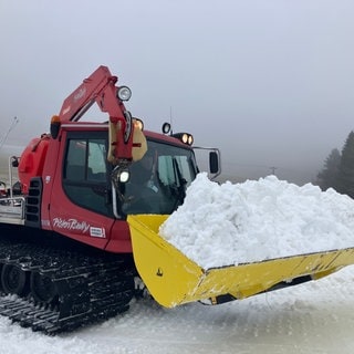 Ein Pistenbully präpariert die Langlauf-Loipe in Schonach