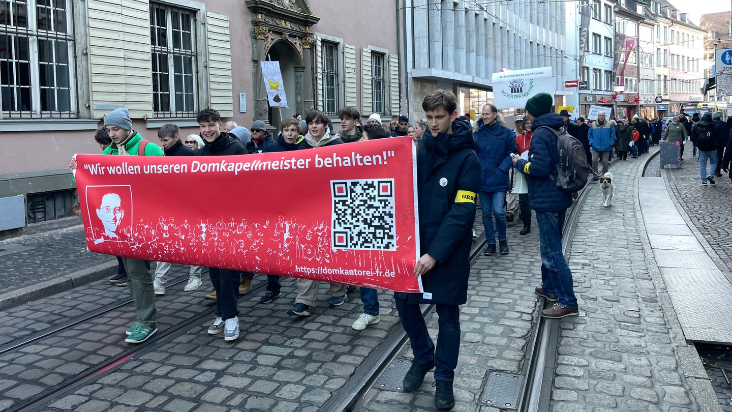 Gegen-K-ndigung-des-Domkapellmeisters-Menschen-protestieren-in-Freiburg