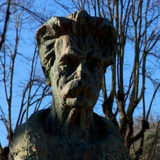 In seinem Geburtsort Kaysersberg im Elsass erinnert eine Skulptur an Albert Schweitzer.