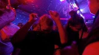 Feiernde Menschen im Club