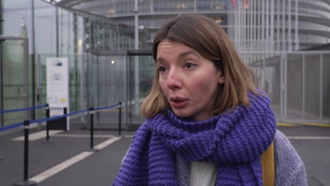 Noémie Kohler steht vor dem EU-Parlament in Straßburg. Dort hat zwei Tage lang mit Abgeordneten geredet. Sie kämpft dafür, dass ihr Schwester, Cécile Kohler, aus der Haft im Iran freigelassen wird.