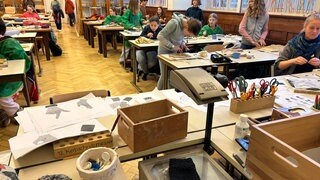 Tag der Menschlichkeit am Clara-Schumann-Gymnasium in Lahr: In einem Workshop wurden Hände aus Ton modelliert. Daraus soll ein Kunstwerk entstehen.