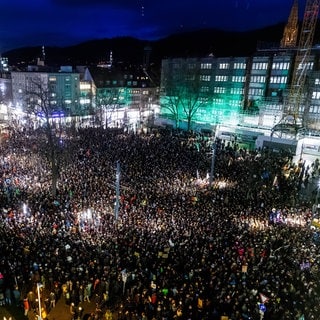 Rund 15.000 Menschen demonstrieren in Freiburg auf dem Platz der Alten Synagoge gegen die Migrationspolitik der Union.