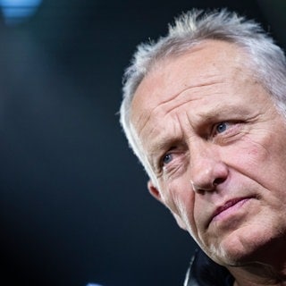 Freiburgs Ex-Trainer Christian Streich sorgt sich um die Demokratie im Land. Er ruft dazu auf, die liberale Demokratie zu verteidigen. 