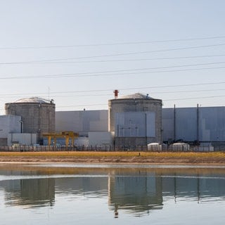 Das französische Atomkraftwerk Fessenheim steht am Ufer des Rheinseitenkanals.