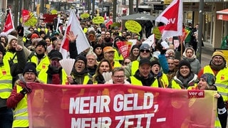 In Kehl kamen laut ver.di rund 350 Beschäftigte aus dem Öffentlichen Dienst zu einer Demo zusammen.