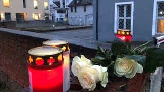 Nach dem gewaltsamen Tod einer Frau in Offenburg sind viele Menschen in der Stadt erschrocken. In der Nähe des Tatorts wurden am Tag nach dem Verbrechen einige Blumen und Kerzen abgelegt