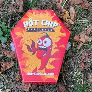 Rote Verpackung Hot Chip Challenge, die auf TikTok verbreitet war.