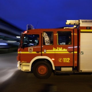 Symbolbild: Ein Fahrzeug der Feuerwehr fährt von einem Sammelplatz. 