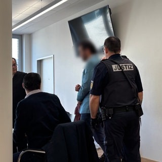 Am Landgericht Freiburg muss sich ein 35-jähriger Mann wegen Totschlags seiner Frau verantworten.