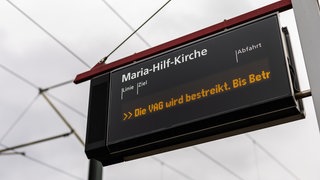 Eine Anzeigetafel zeigt den Text "Die VAG wird betreikt" an. Am Donnerstag fahren in Freiburg wegen des ver.di-Streiks keine Stadtbahnen und nur einzelne Busse.