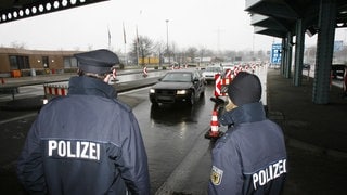 Zwei Bundespolizisten stehen am Autobahngrenzübergang Weil am Rhein. Ein Mann behauptete im Scherz eine Bombe im Auto zu haben.  