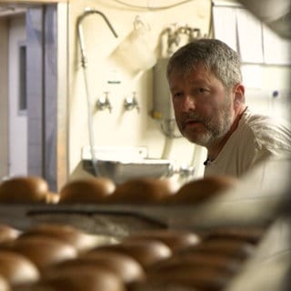 Martin Mutz backt Brötchen. In ein paar Tagen schließt die Traditions-Bäckerei Mutz in Herbolzheim (Kreis Emmendingen).