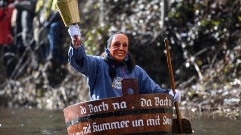 Bei der traditionellen Da-Bach-na-Fahrt in Schramberg fahren die Narren mit Holzzubern die Schiltach herunter