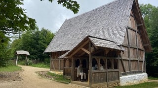 Jeden Morgen treffen sich einige Mitarbeiter im Kreuzgang um den Benediktsregeln zu lauschen