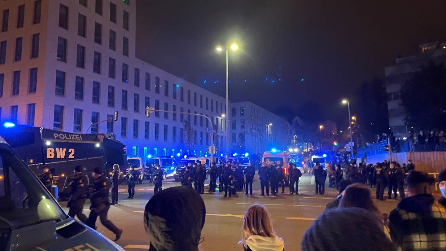 Polizeibeamte, Wasserwerfer und Blaulicht am Oskar-Kalbfell-Platz in Reutlingen
