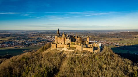 Die Burg Hohenzollern im Sonnenlicht von oben.