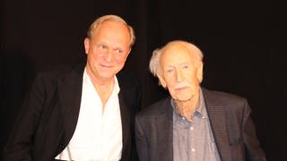 Schauspieler Ulrich Tukur und der Kulturwissenschaftler Hermann Bausinger zusammen im Tübinger SWR-Hörspielstudio.
