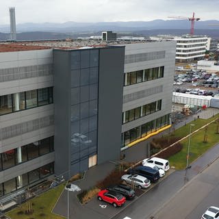 Curevac Firmengebäude von außen im Januar 2022.  Im Vordergrund das neue, noch nicht fertiggestellte Erweiterungsgebäude, Labor- und Forschungsgebäude. 