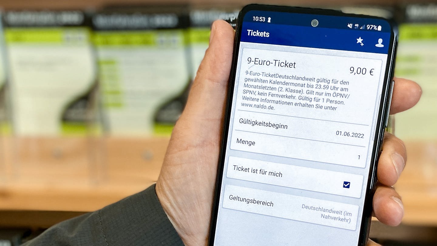 Das 9-Euro-Ticket gilt für Fahrten mit den Regional- und Nahverkehrszügen und den Regionalbussen der Verkehrsverbünde in ganz Deutschland und ist über die Apps der Verkehrsunternehmen, als online buchbares Ticket oder in Papierform erhältlich.