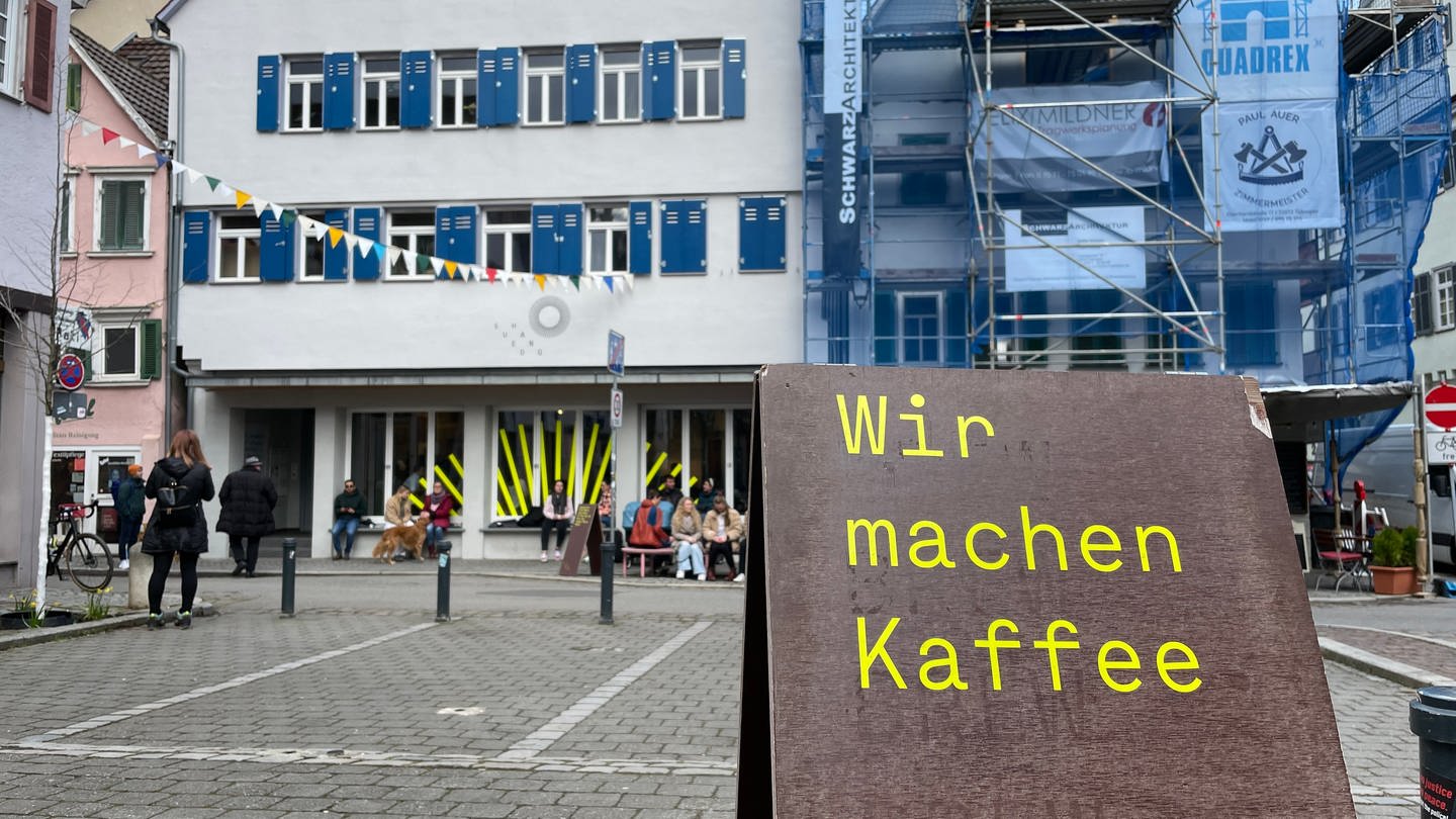 Café SUEDHANG in Tübingen sieht sich nach Anti-Rechtsextremismus-Aktion mit viel Zustimmung, aber auch Hetze und Drohungen konfrontiert