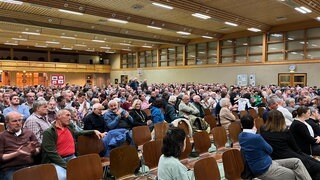 Die Bürgerversammlung über die Unterbrinung von Geflüchteten in Meßkirch war gut besucht. Ursprünglich wollte der Landkreis die Geflüchteten auf dem Gelände einer Diskothek unterbringen, jetzt hat die Stadt einen neuen Standort ins Spiel gebracht.