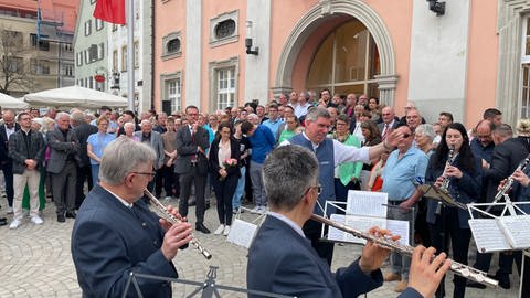 Klare Sache für Stephan Neher (CDU): Auf dem Rottenburger Marktplatz wurde bereits vor Bekanntgabe des vorläufigen Ergebnisses gefeiert.