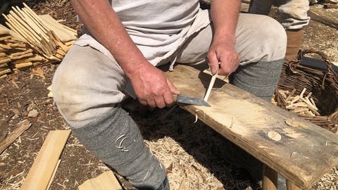 Jeder Holznagel muss auf dem Campus Galli in die richtige Form geschnitzt werden