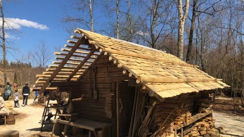 Das Dach der Eremitage auf dem Campus Galli muss mit neuen Holzschindeln gedeckt werden