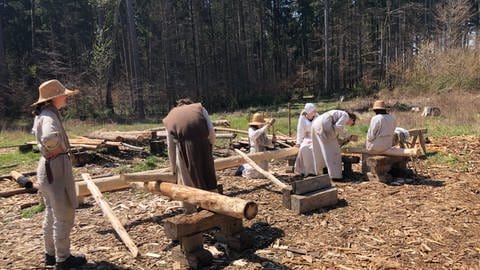 Zusammen arbeiten Campus Handwerker und FSJler an dem Anbau für die Zimmerei