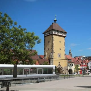Eine Visualisierung der Regionalstadtbahn Neckar-Alb zeigt eine Regionalbahn in Reutlingen am Tübinger Tor.