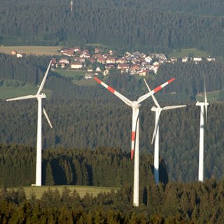 4 Windräder in einem Windpark in Baden-Württemberg