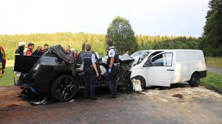Bei einem schweren Unfall mit mehreren Fahrzeugen auf der B28 bei Römerstein (Landkreis Reutlingen) ist am Montag ein Mensch ums Leben gekommen. 