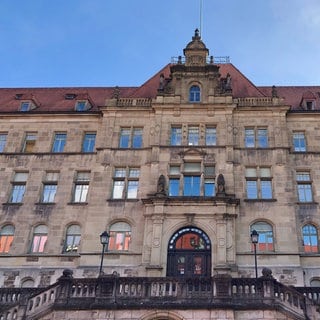 Landgericht Tübingen von außen, frontal, bei blauem Himmel