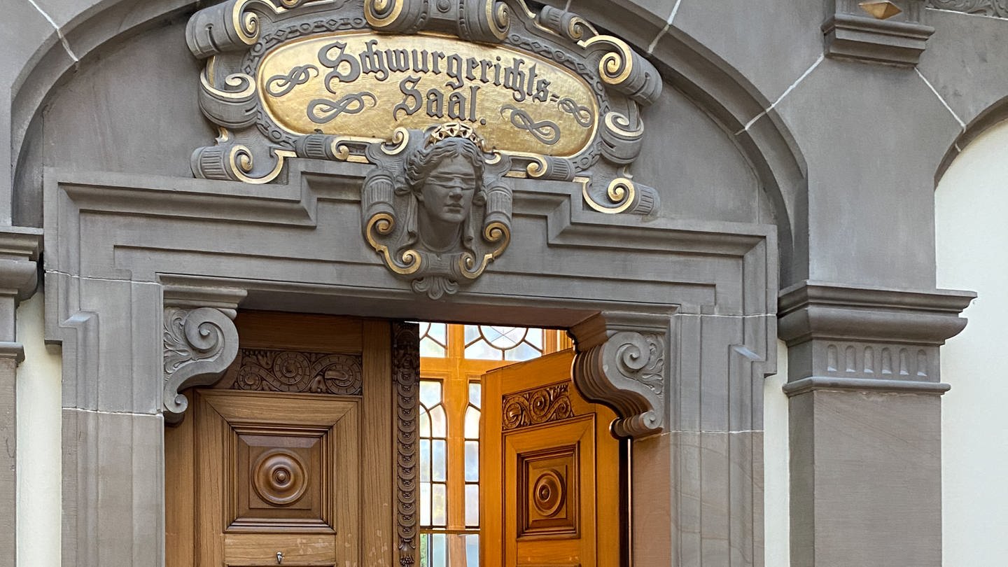 Die Türe zum Schwurgerichtssaal des Landgerichts Tübingen steht einen Spalt offen.