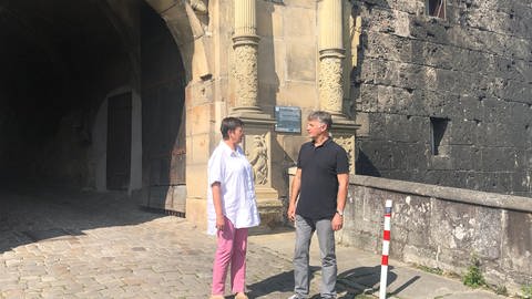 Stadtplanerin Barbara Landwehr und Baurechtsamtschef Michael Beier vor dem Tübinger Schloss