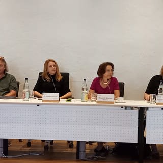 Vertreter der Stadt Tübingen im Ratssaal bei der Pressekonferenz zum Thema Wohnraum