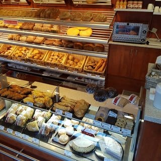 Bäckerei Schneck Innenraum, Brotthecke