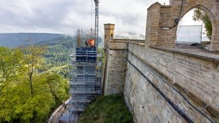 Die Mauer der Burg Hohenzollern (Zollernalbkreis) wird seit 2019 saniert. Auch ein Aufzug wird gebaut.