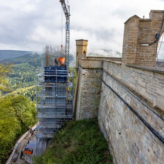 Die Mauer der Burg Hohenzollern (Zollernalbkreis) wird seit 2019 saniert. Auch ein Aufzug wird gebaut.