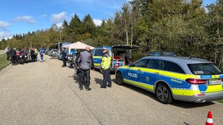 Die Polizei kontrolliert Motorräder an der Schwarzwaldhochstraße