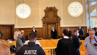 Die Richter im Revisionsprozess um den Mord an einem Geschäftsmann aus Horb betreten den Saal im Landgericht Rottweil