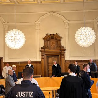 Die Richter im Revisionsprozess um den Mord an einem Geschäftsmann aus Horb betreten den Saal im Landgericht Rottweil