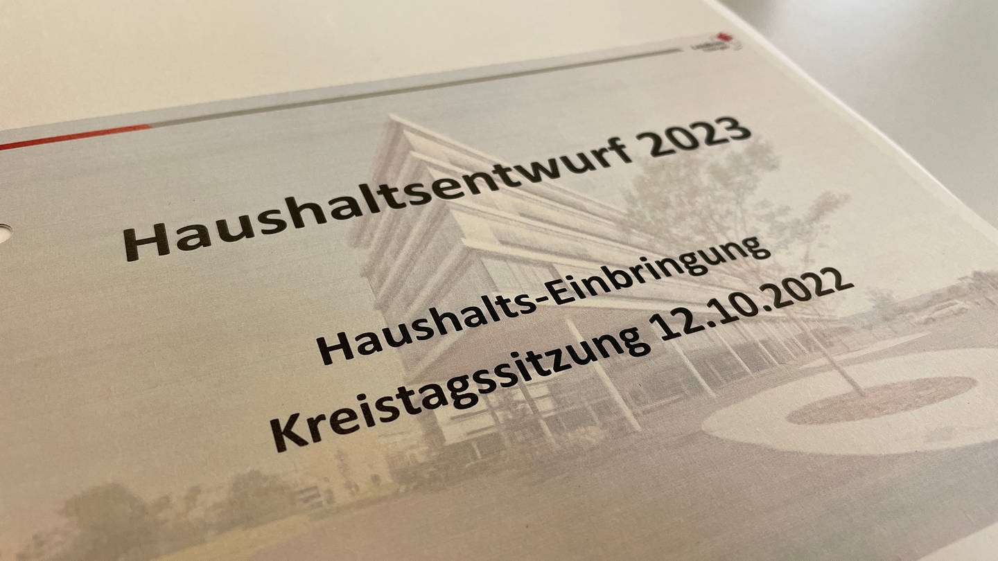 Im kleinen Sitzungssaal stellt unter anderem Landrat Joachim Walter den Haushaltsplanentwurf für das Jahr 2023 für den Kreis Tübingen vor.