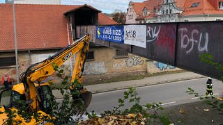 Ein Bagger blieb in Tübingen an einer Fußgängerbrücke hängen. Statiker prüfen die Sicherheit.