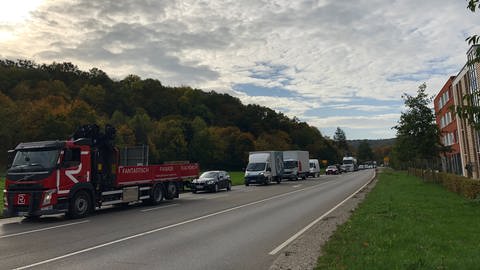 Kilometerlange Staus waren die Folge eines Unfalls mit einem Bagger auf der B27 durch Tübingen