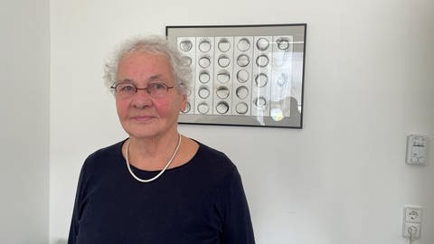 Die Wissenschaftlerin, weiße Locken, wacher Blick, in ihrem Büro am Max-Planck-institut